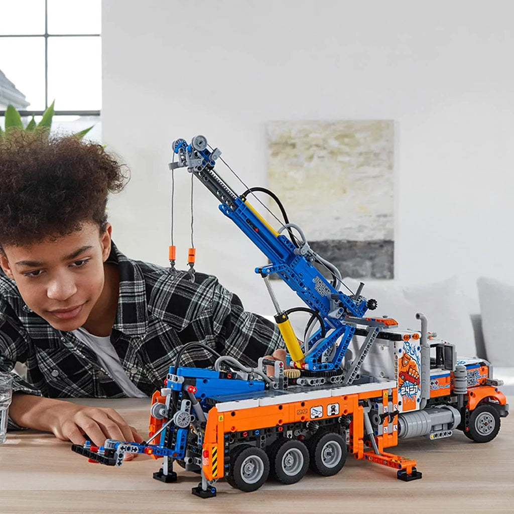 Heavy-Duty Tow Truck with Crane L84038